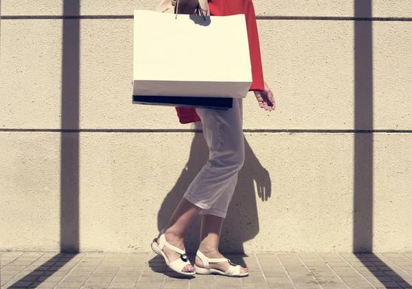 Kvinnan promenader med shopping väska — Stockfoto