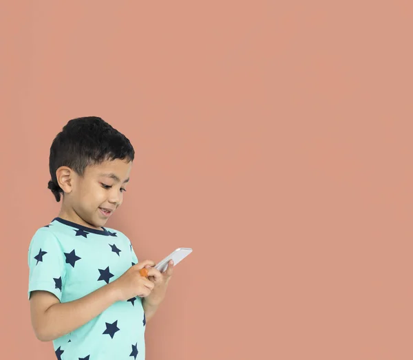 Αγόρι χρησιμοποιώντας smartphone — Φωτογραφία Αρχείου