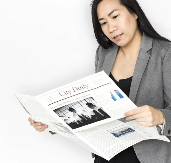 Женщина читает газету — стоковое фото