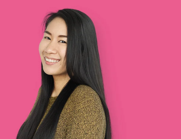 Молода усміхнена азіатська жінка — стокове фото
