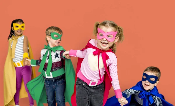 Kinder in Superheldenkostümen — Stockfoto