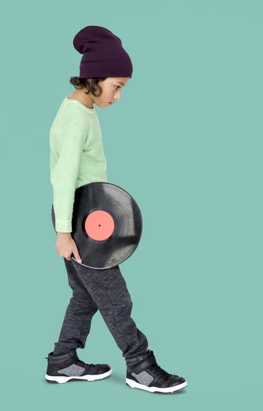 Мальчик с виниловой пластинкой — стоковое фото