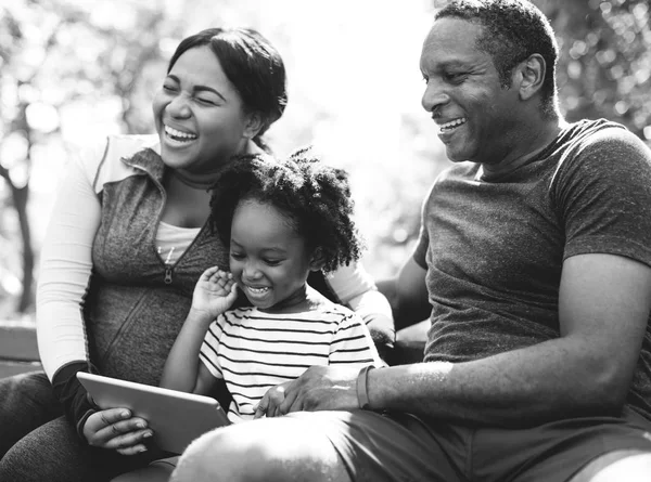 Familj som använder digital surfplatta — Stockfoto