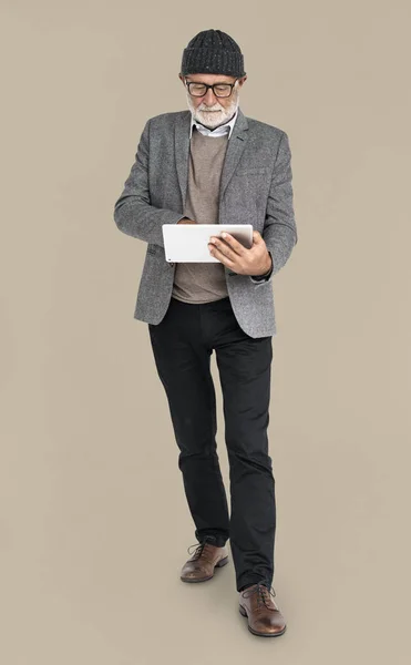 Homme d'affaires senior avec tablette — Photo