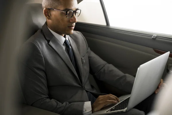 Empresarios usando laptop — Foto de Stock