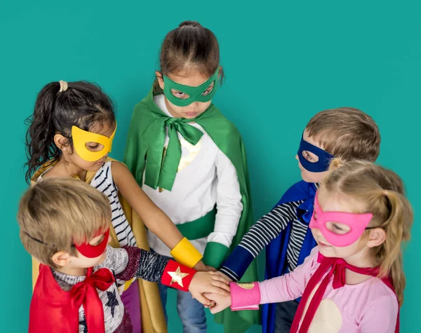 Kinderen in superheld kostuums — Stockfoto