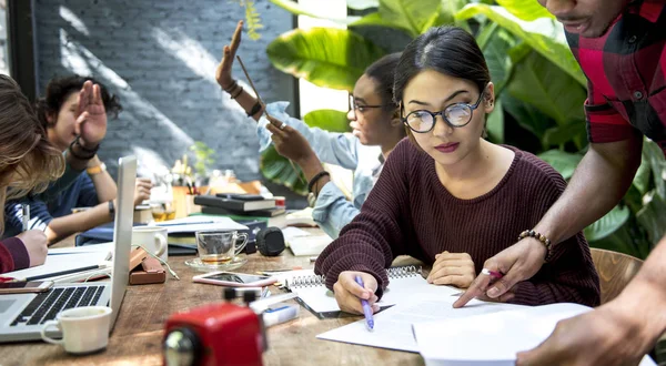 Estudiantes casuales haciendo una lluvia de ideas juntos — Foto de Stock