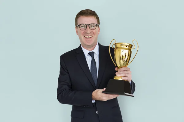 Homem de negócios segurando troféu — Fotografia de Stock