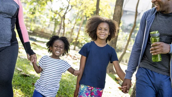 Familie tijd doorbrengen in park — Stockfoto