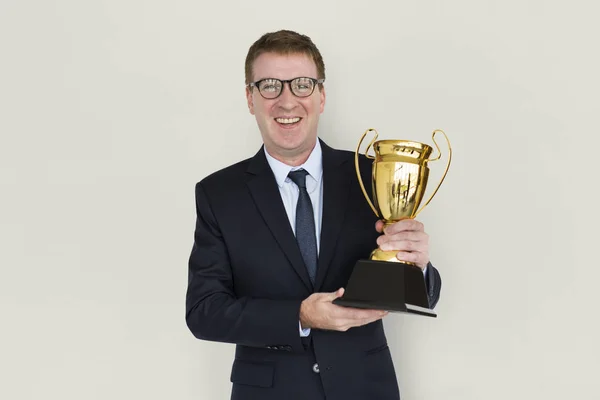 Homem de negócios segurando troféu — Fotografia de Stock