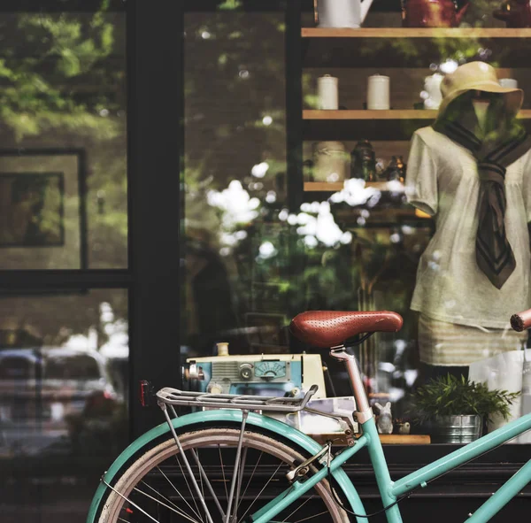 Bicicletta vicino Vintage Cafe — Foto Stock