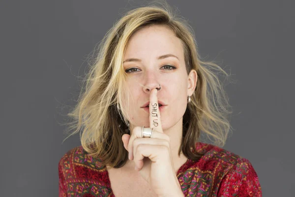 Mujer mostrando callar signo —  Fotos de Stock