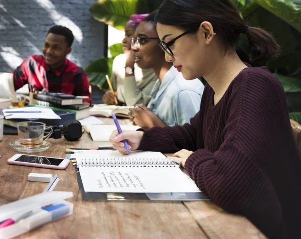 Estudiantes casuales haciendo una lluvia de ideas juntos — Foto de Stock