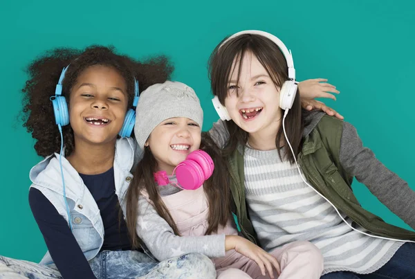 Meninas ouvindo música em fones de ouvido — Fotografia de Stock