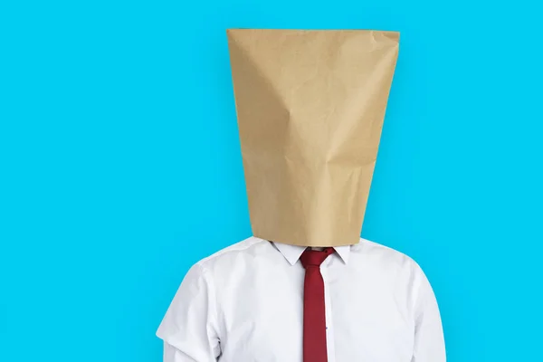 Geschäftsmann verdeckt Gesicht mit Papiertüte — Stockfoto