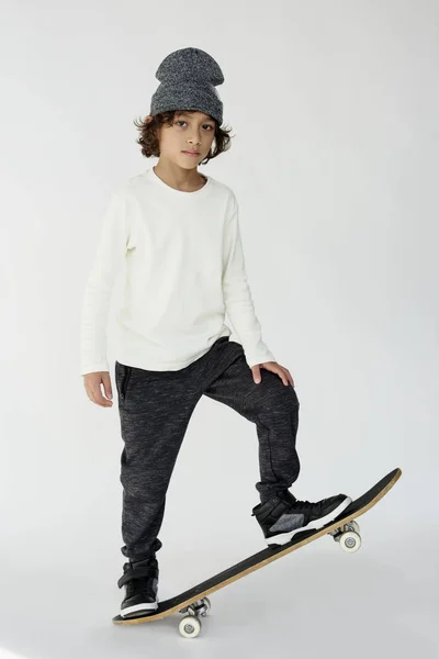 Stylový chlapec s skateboard — Stock fotografie