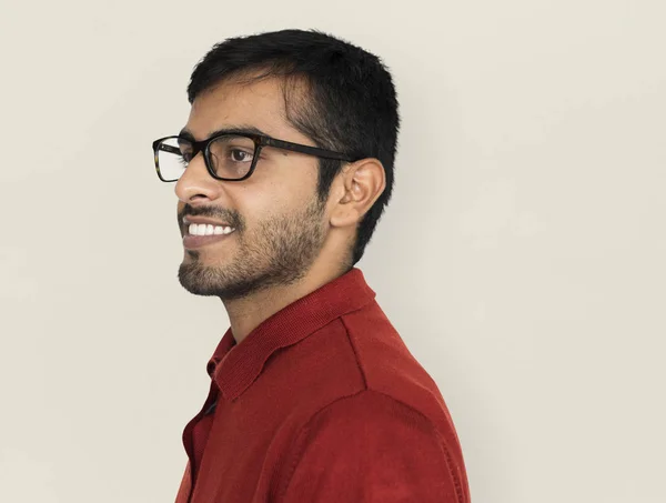Lächelnder indischer Mann im Studio — Stockfoto