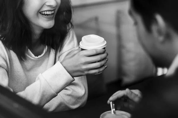 Paret sitter med kopp kaffe — Stockfoto