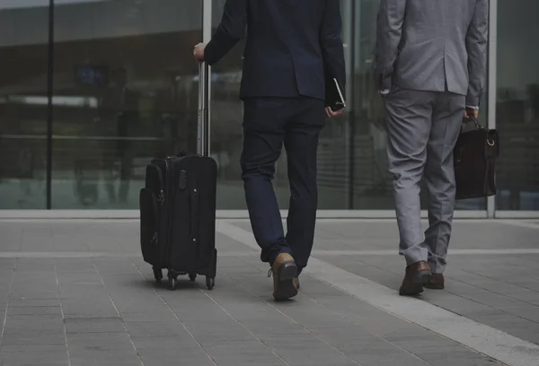 นักธุรกิจเดินพร้อมกระเป๋าเดินทาง — ภาพถ่ายสต็อก