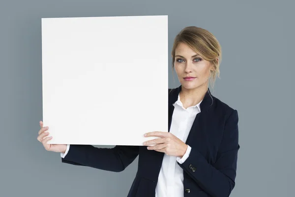 Geschäftsfrau mit Papier — Stockfoto