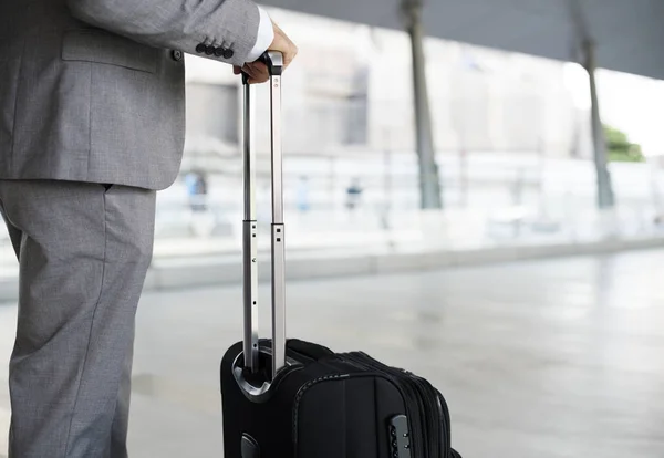 Geschäftsleute gehen mit Reisegepäck — Stockfoto