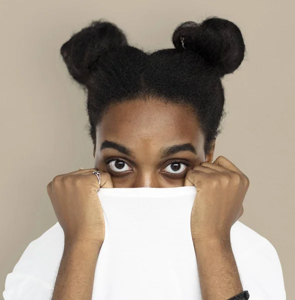 African dziewczyna zasłania twarzy przez sweter — Zdjęcie stockowe