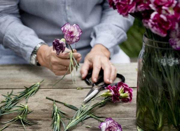 Mujer mayor con ramo de flores — Foto de Stock