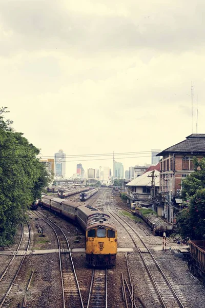 Treno su rotaia — Foto Stock