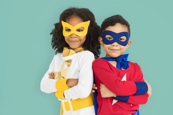 Copii în costume super eroi — Fotografie, imagine de stoc