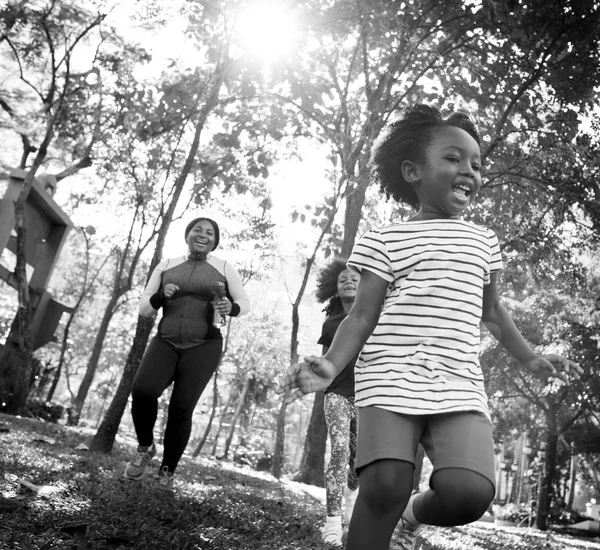 Pasar tiempo en familia en el parque —  Fotos de Stock
