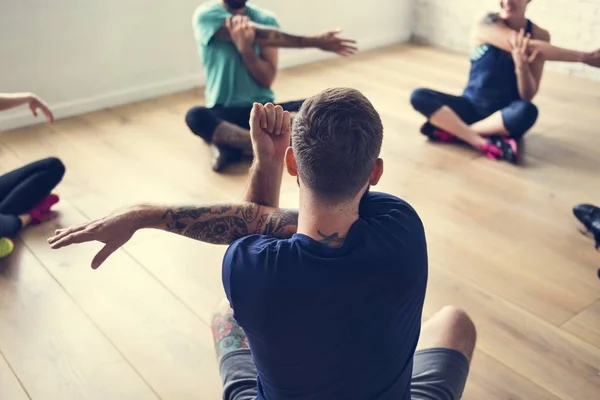 Bir grup insan yoga esneme yapıyor — Stok fotoğraf