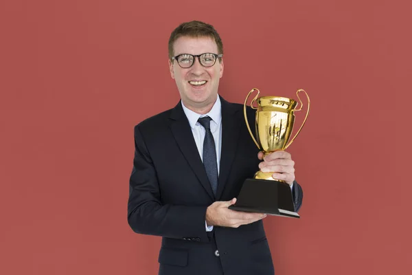 Hombre de negocios celebración de trofeos —  Fotos de Stock