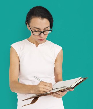 Not defterine yazan iş kadını.