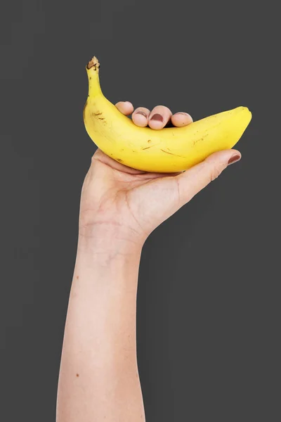 Hand holding banaan — Stockfoto