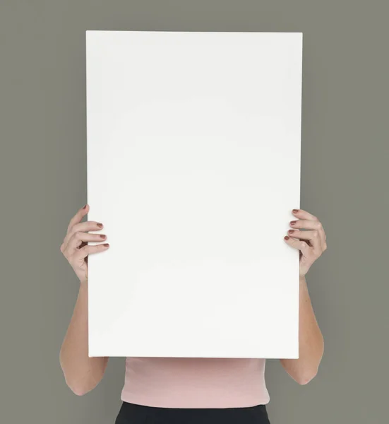 Женщина держит чистую бумагу — стоковое фото