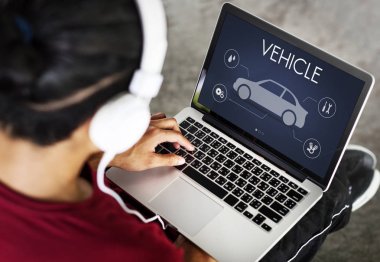 dizüstü kullanan adam