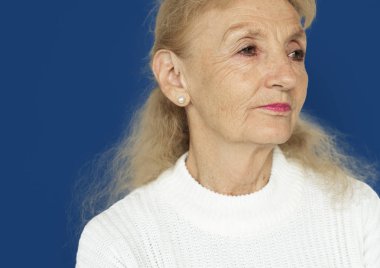 ciddi üst düzey beyaz kadın