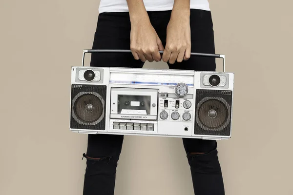 Persona sosteniendo la vieja radio retro — Foto de Stock