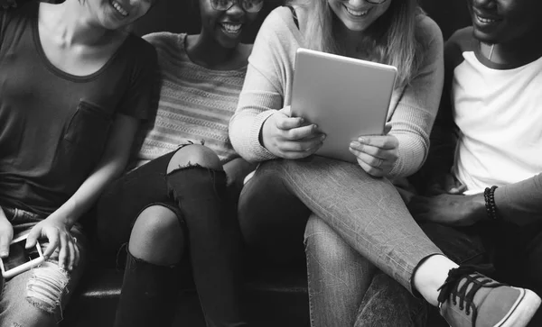 Studenter brainstorming och använda surfplatta — Stockfoto