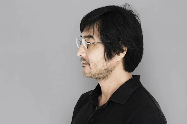 Asiatische Mann posiert in studio — Stockfoto