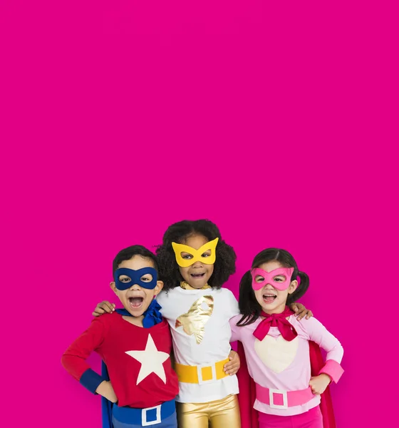 Anak-anak mengenakan kostum superhero — Stok Foto