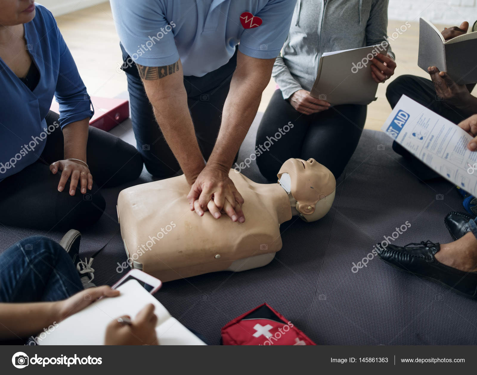 оказание помощи пострадавшим. оказание первой помощи. оказание первой помощи дистанционно. оказание первой помощи человечки. оказание доврачебной помощи.