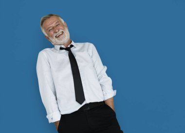 gülümseyen kıdemli işadamı 