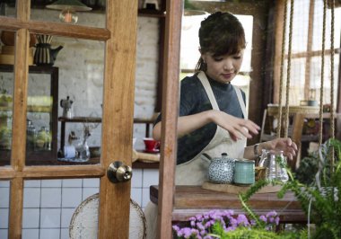 Kafede çalışan garson