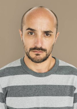 Stüdyoda poz veren adam