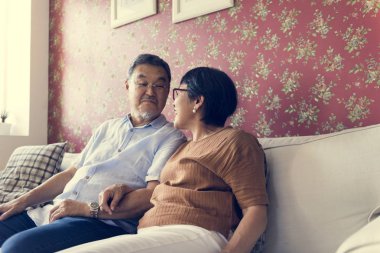 El ele tutuşan çift