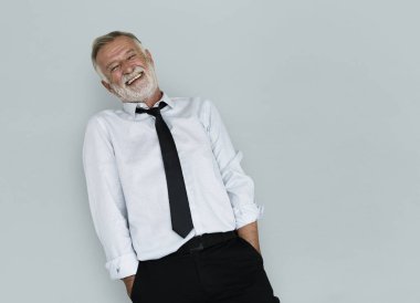 gülümseyen kıdemli işadamı 