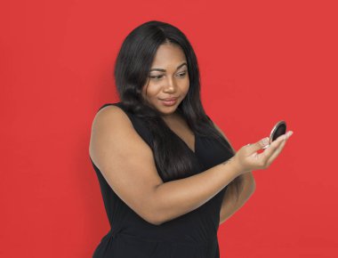 Afrikalı-Amerikalı kadın Smartphone kullanarak