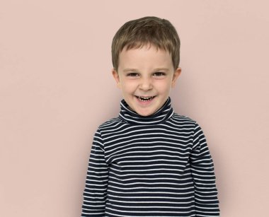 stüdyoda küçük sevimli çocuk