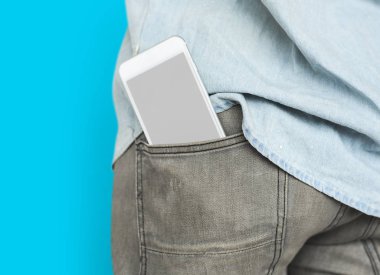 insanlar pantolon cebinde cep telefonu